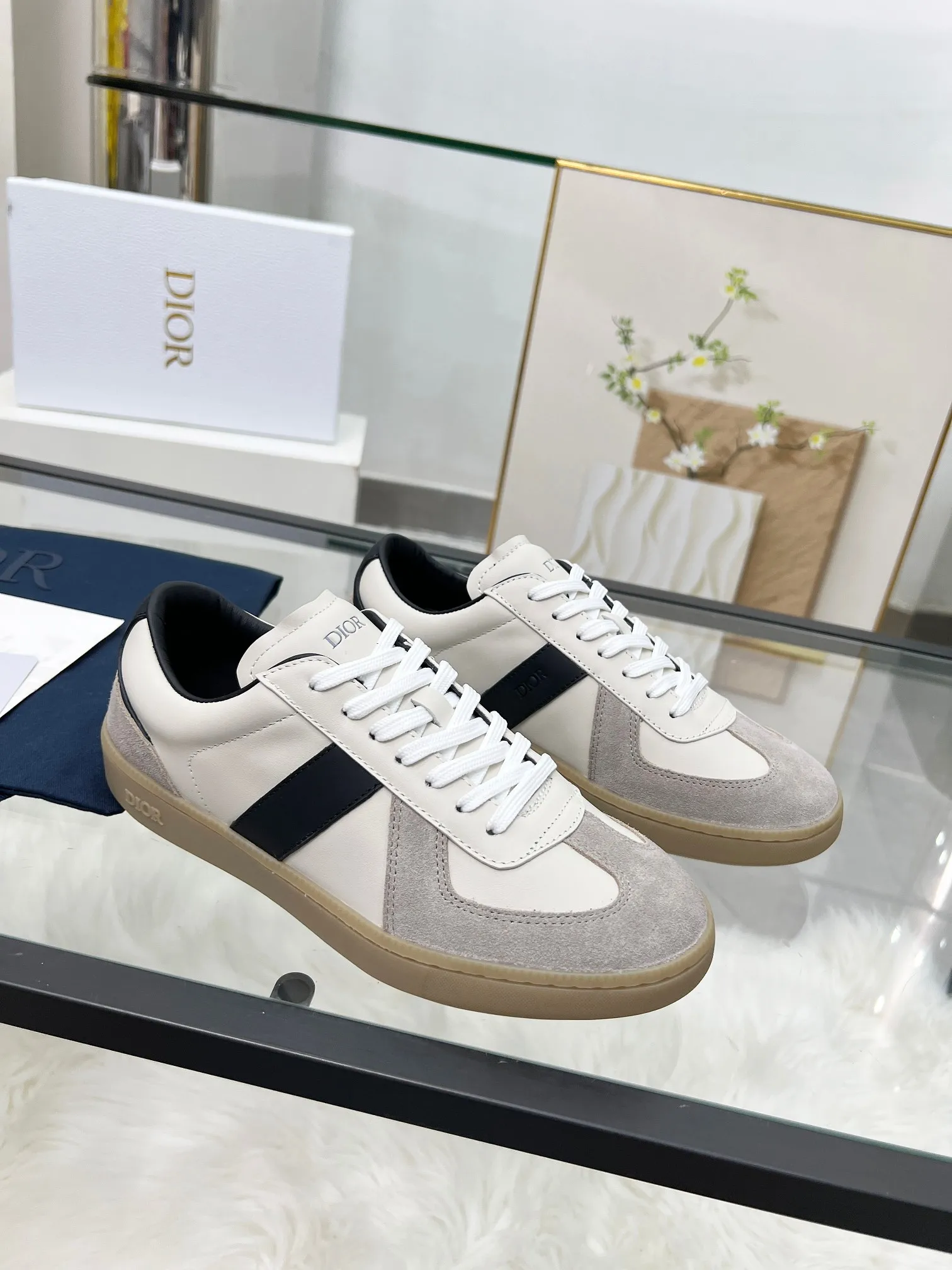 👟👟Ex-factory price 460👟👟Male size +10 correct✅ version. 𝐃𝐢𝐨𝐫 𝟮𝟱𝐏𝐫𝐞-𝐅𝐚𝐥𝐥 𝐁𝐞𝐫𝐥𝐢𝐧 𝟬𝟭 Dior B01 couple casual moral training shoes white shoes sneakers late 90s fashion brand Maison Margiela purchased GAT in large quantities and gave them a makeover. This shoe type of De Xun officially started its fashion journey. Original: Top layer of cowhide, cowhide lining, original outsole Size: 35-45 (40 for women, 45 for men, custom made, non-refundable)